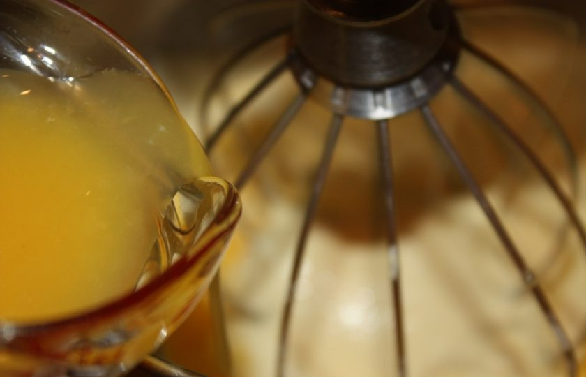 1. Этап. Апельсиновый бисквит: 5. Уменьшите скорость комбайна, понемногу вливайте апельсиновый сок.