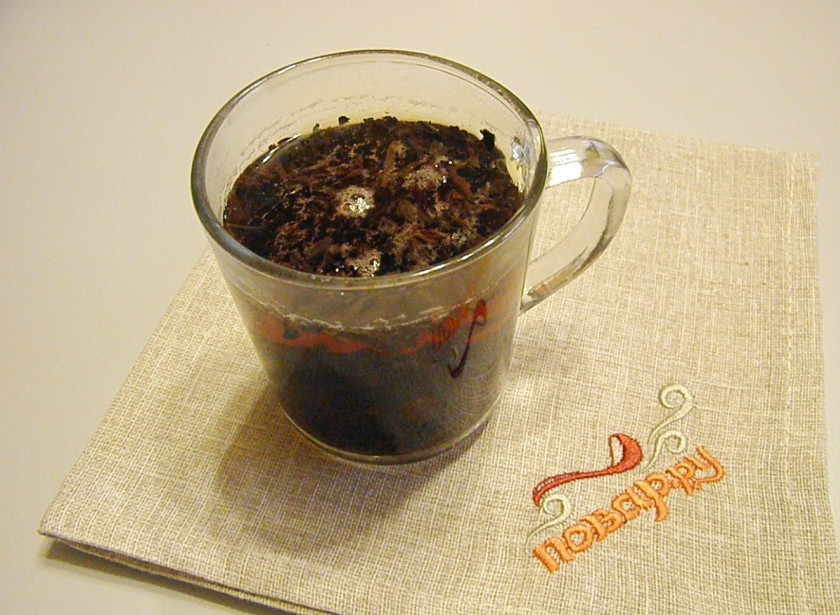 1. Этап. Постные блины: Заварите крепкий чай. Дайте ему настоятся 5-7 минут. Затем процедите через ситечко, чтобы чаинок не осталось.