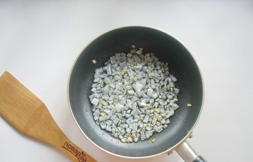 1. Этап. Пирожки Минутка из чудо-теста: Приготовьте начинку для пирожков. Репчатый лук мелко нарежьте и поджарьте до прозрачности.