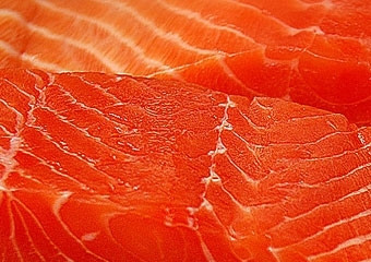 1. Этап. Стейк из лосося: Стейки кладем в удобную посуду и хорошенько натираем солью и перцем, оставляем так на 15-20 минут.