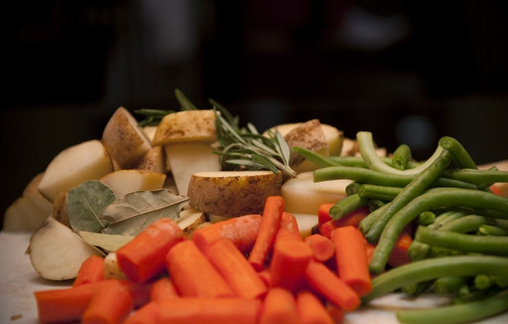 1. Этап. Говядина с овощами и картофелем: 6. Картофель промойте. Если используете молодую картошку, то чистить ее не надо. Нарежьте картофель на 4-5 частей поперек. Морковь очистите, промойте и разрежьте на несколько частей под стать картошке. Стручковую фасоль промойте и обрежьте кончики. Все сложите в кастрюлю к мясу, закройте крышкой и тушьте на среднем огне в течение 1-1,5 часа.