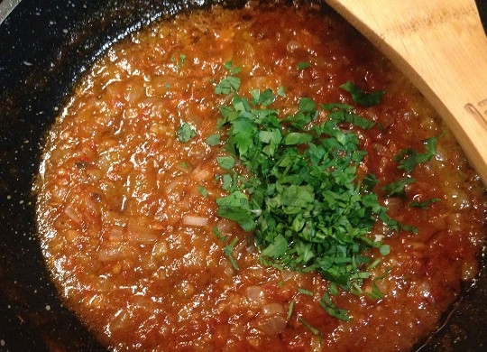 1. Этап. Каннелони из лука-порея: 9. Когда лишняя жидкость выпарилась, доводим соус до вкуса, добавив соль, молотый перец и можно добавить щепотку сахара. И теперь добавим мелко нарезанную зелень, перемешиваем и убираем с огня.