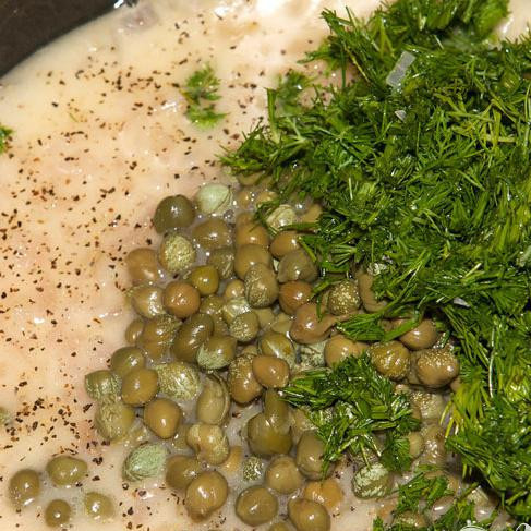 1. Этап. Соус для рыбы из вина, масла и каперсов: Слейте с каперсов воду и промойте их, порежьте укроп, добавьте всё в соус. Посолите и поперчите по вкусу.