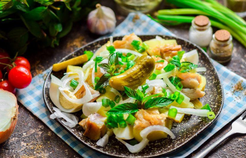 1. Этап. Салат из копченой рыбы с луком: Приятного аппетита!