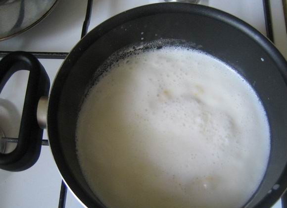 1. Этап. Манная каша с тыквой: Затем добавляем к тыкве манную крупу, не забывая при этом постоянно помешивать. Следует быть очень внимательными, так как каша легко и быстро может пригореть.