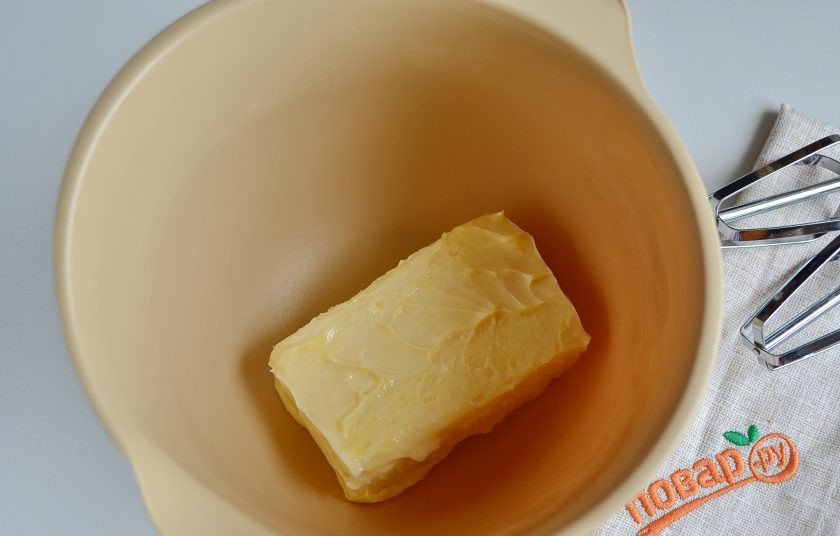 1. Этап. Торт Карпатка с заварным кремом: Сливочное масло для крема должно быть комнатной температуры. Переложите его в посудину с высокими бортами и миксером взбейте массу до воздушного и легкого крема.