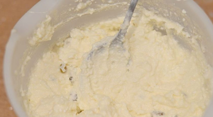 1. Этап. Творожная запеканка в мультиварке: Теперь при помощи миксера или блендера превратите все в однородную массу, чтобы она была пышной и нежной.