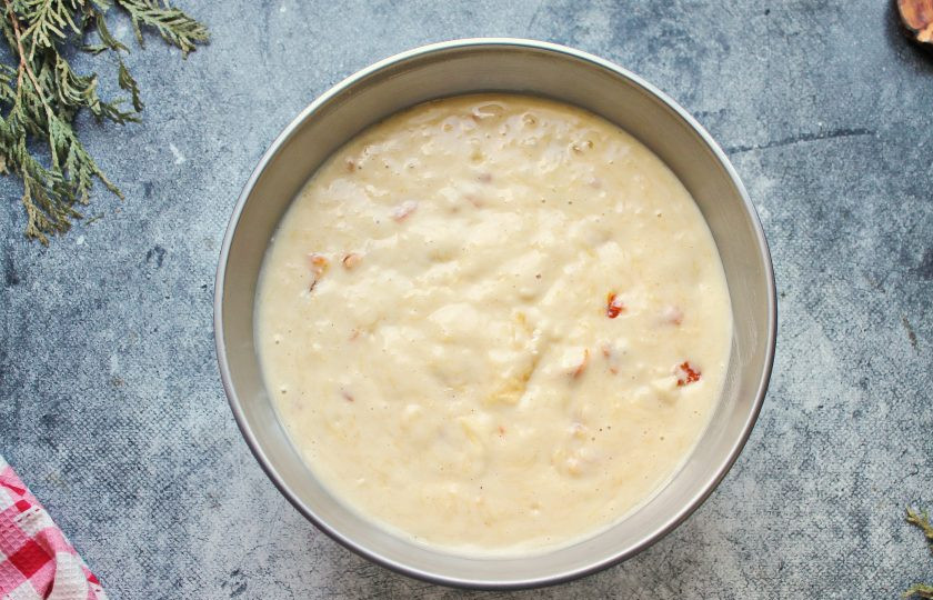 1. Этап. Бисквит с тыквой: Муку соедините с разрыхлителем, кардамоном, перемешайте и просейте в миску с яичной массой. Аккуратно перемешайте до равномерного распределения тыквы и кураги.