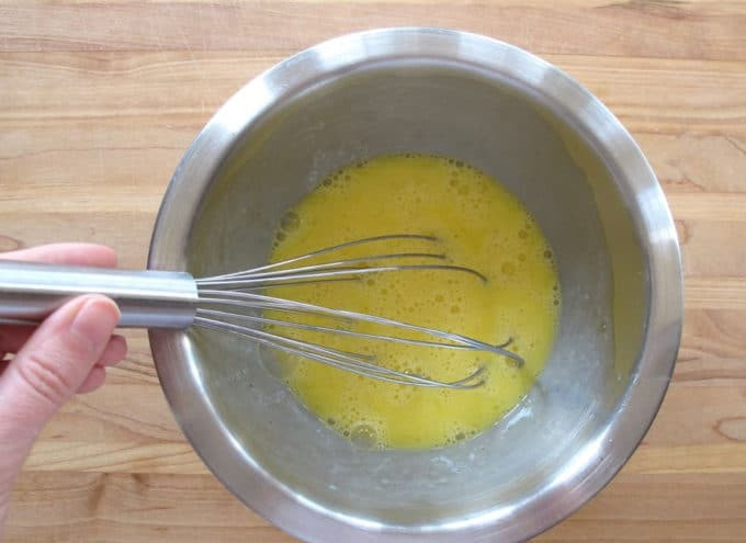 1. Этап. Скрэмбл с лососем: 1. Взбейте яйца с молоком в течение минуты.