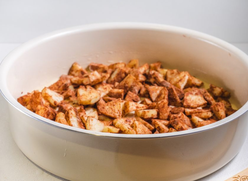 1. Этап. Шарлотка с яблоками с хрустящей корочкой: Вторым слоем выложите подготовленные яблоки.