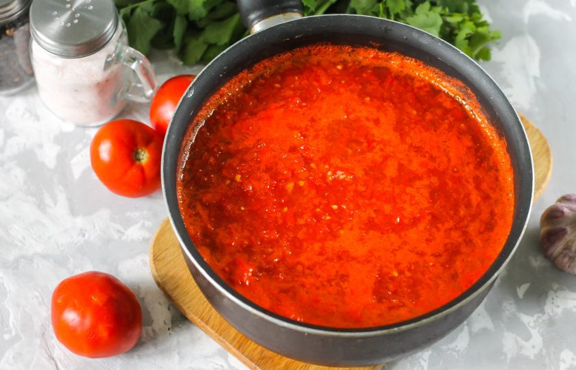 1. Этап. Заправка с перцем на зиму: За несколько минут до готовности влейте уксус и растительное масло, перемешайте, доведите до кипения. Простерилизуйте банки и крышки любым способом.