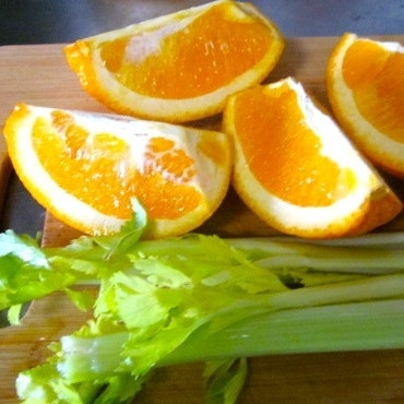 1. Этап. Утка, запеченная с апельсинами: Один апельсин нарезаем на четыре части.