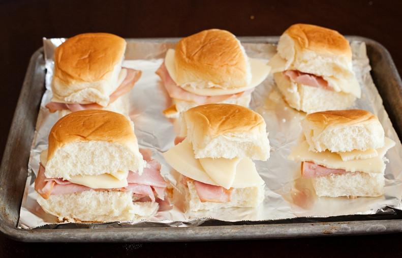 1. Этап. Простые сэндвичи с пикантным соусом: 4. Накройте булочки.