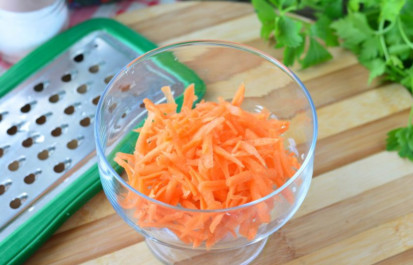 1. Этап. Салат Кудрявый с крабовыми палочками: Почистите морковку и натрите на терке.