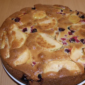 Шарлотка с яблоками и смородиной