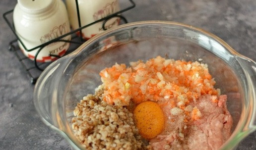 1. Этап. Гречаники в томатном соусе: Лук, морковь и чеснок измельчите в блендере. К фаршу добавьте измельчённые овощи, варёную гречку, сырое яйцо, посолите и поперчите по вкусу