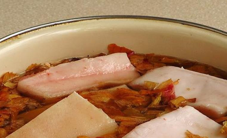 1. Этап. Копченое сало: В получившийся рассол сложите порезанное сало.