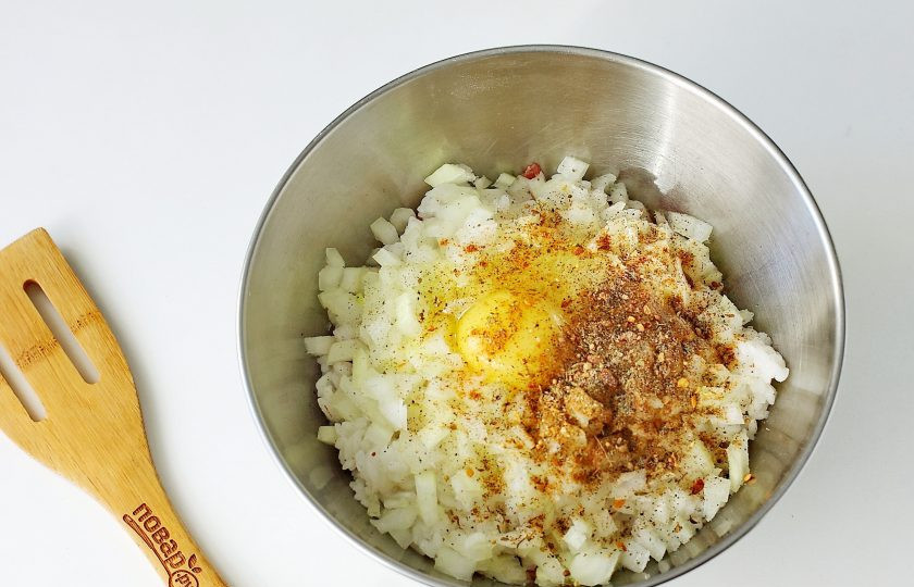 1. Этап. Тефтели с рисом без подливы: Добавьте нарезанный мелкими кубиками лук, отварной рис, яйцо, соль и специи по вкусу.