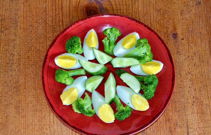 1. Этап. Салат из брокколи и огурцов: Дополните ломтиками свежего огурца.