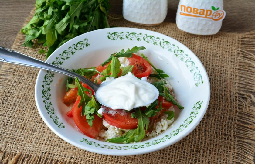 1. Этап. Салат с рукколой и творогом: Салат заправьте сметаной, добавьте специи по вкусу и перемешайте.