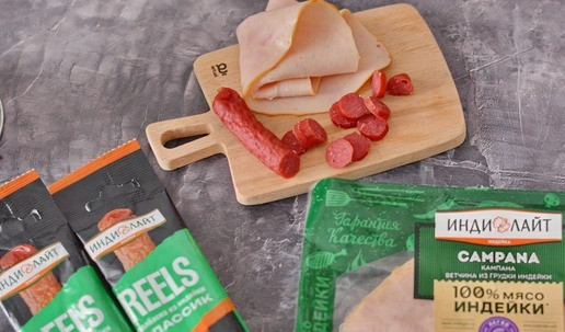 1. Этап. Коно пицца: В качестве мясной составляющей сегодня я выбрала ветчину Campana из грудки индейки ТМ Индилайт. Она уже в нарезке и ломтики у неё очень широкие, их удобно свернуть конусом. Для пикантности добавим сырокопченые колбаски Классик из индейки, ТМ Индилайт.