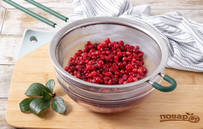 1. Этап. Сушеная брусника: Откиньте ягоды на сито и дайте стечь сиропу.