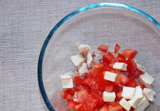 1. Этап. Сытная запеканка с яичной заливкой: Выложить в глубокую миску нарезанную грудку, сыр и помидор. Посолить по вкусу, перемешать.