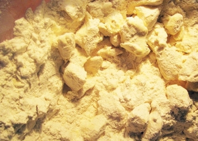 1. Этап. Быстрое слоеное тесто за 15 минут: Масло нам понадобится только из холодильника. Рубим его на кусочки и выкладываем в муку. А дальше начинаем работать либо ножом, либо вилкой: рубим масло с мукой до состояния крупной крошки.