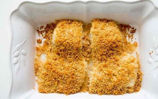 1. Этап. Запеченная в духовке треска: 6. Отправьте форму в разогретый до 170 градусов духовой шкаф на 20 минут (тут зависит от толщины рыбы).