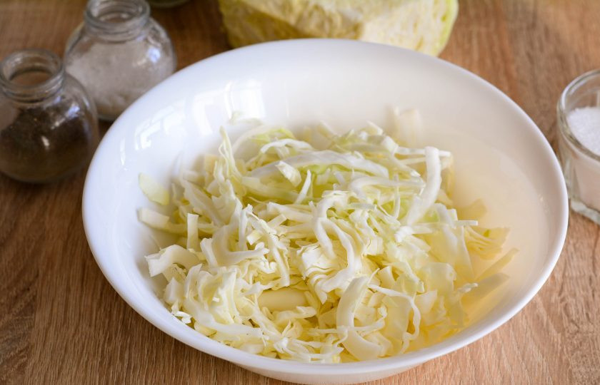 1. Этап. Квашеная капуста без рассола: Нашинкуйте белокочанную капусту.