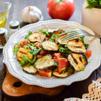 Хрустящие баклажаны с помидорами и кинзой