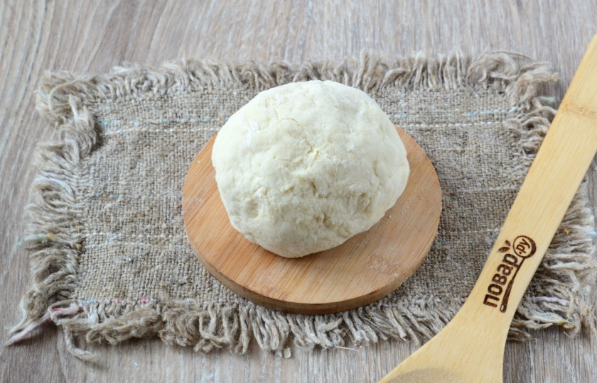 1. Этап. Гокая: При необходимости добавьте еще немного муки, замесите упругое тесто. Оставьте его на 15 минут в теплом месте.