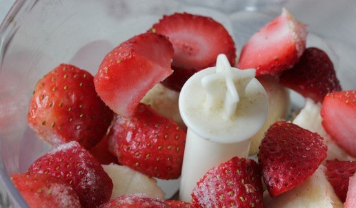 1. Этап. Бананово-клубничное мороженое: Банан очистить, нарезать на кусочки, выложить в блендер. Добавить клубнику (у меня замороженная).