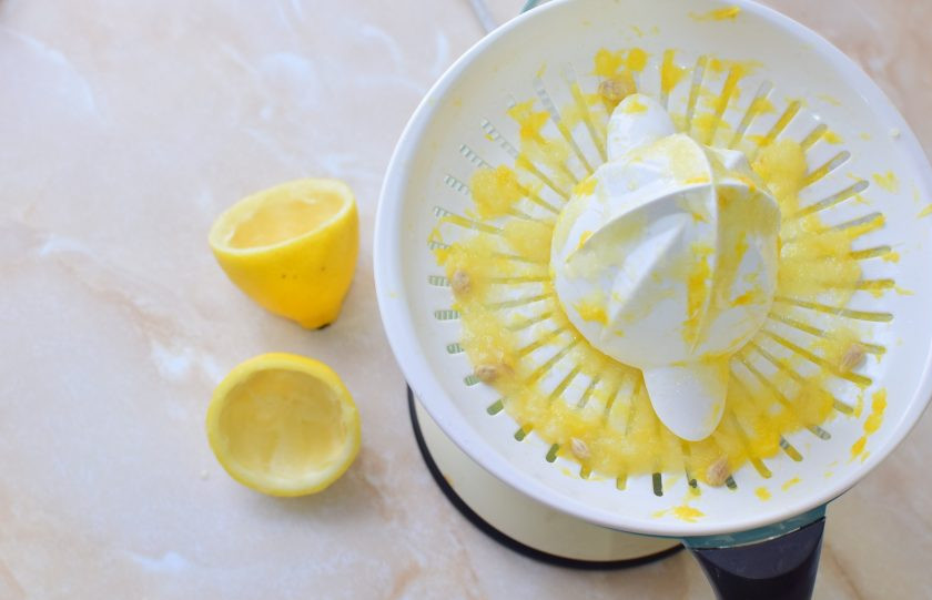 1. Этап. Лимонно-маковый торт: Для приготовления лимонного курда выжмите сок лимона. Должно быть 100 мл. Если не хватает, то долейте воду.