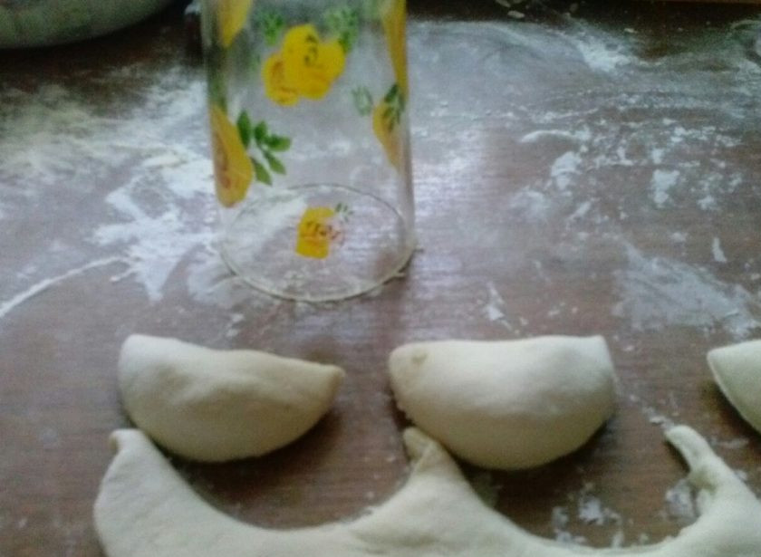 1. Этап. Вареники на ледяной воде быстрым способом: 6. Если у вас нет специальной формы для вареников, то такой способ приготовления вручную самый быстрый.