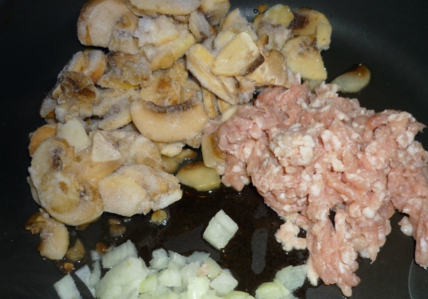 1. Этап. Вкусный супчик: Поставьте воду на плиту до закипания. Лук и шампиньоны нарежьте. Обжарьте их вместе с фаршем на масле в течение 5 минут. Посолите и поперчите обжарку.