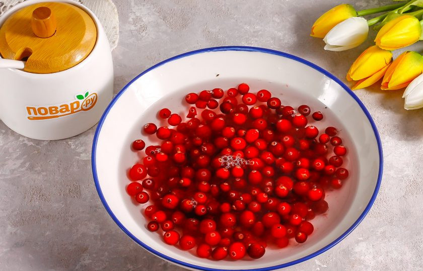 1. Этап. Варенье из клюквы с грецкими орехами: Клюкву переберите и промойте в воде, удаляя лишнюю пыль и мусор.
