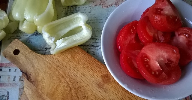 1. Этап. Домашнее лечо: 2. Аккуратно снимите кожуру, разрежьте помидоры пополам и удалите хвостики. Вымойте перцы, удалите семена.