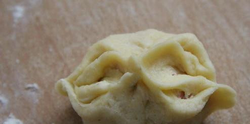 1. Этап. Пирожки с колбасой: Соединяем противоположные ушки.