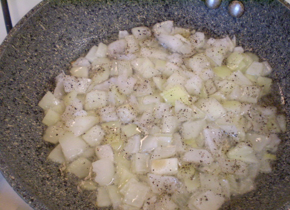 1. Этап. Салат Вкуснятина: Лук мелко порежьте и обжарьте с солью и перцем на растительном масле до готовности.