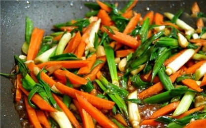 1. Этап. Суп с бараниной: Дальше добавляем лук, мелко нарубленный чеснок, тертый имбирь и соевый соус. Хорошо перемешиваем и готовим 2-3 минуты.