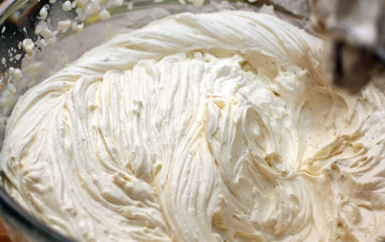 1. Этап. Торт Крокембуш: 6. Теперь приготовим крем. Я делаю масляный, взбивая две пачки подтаявшего масла с банкой сгущенного молока. Это проще, чем делать заварной, и вкуснее. Этим кремом с помощью кондитерского шприца или уголка полиэтиленового пакета наполняем шарики.