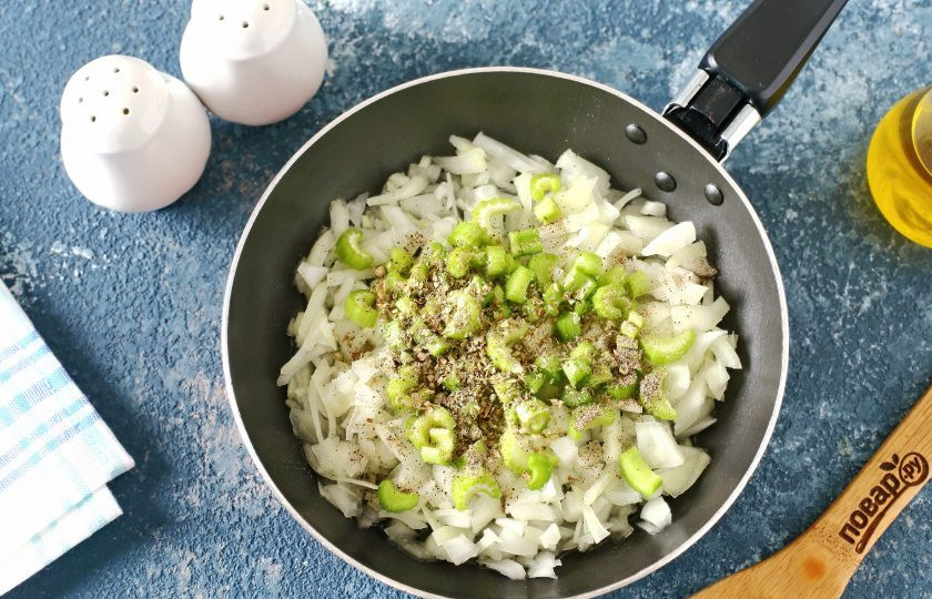 1. Этап. Гороховый суп Джейми Оливера: Лук нарежьте кубиками, сельдерей мелко порубите ножом. В сковороде разогрейте масло, выложите лук, сельдерей и сухие травы.