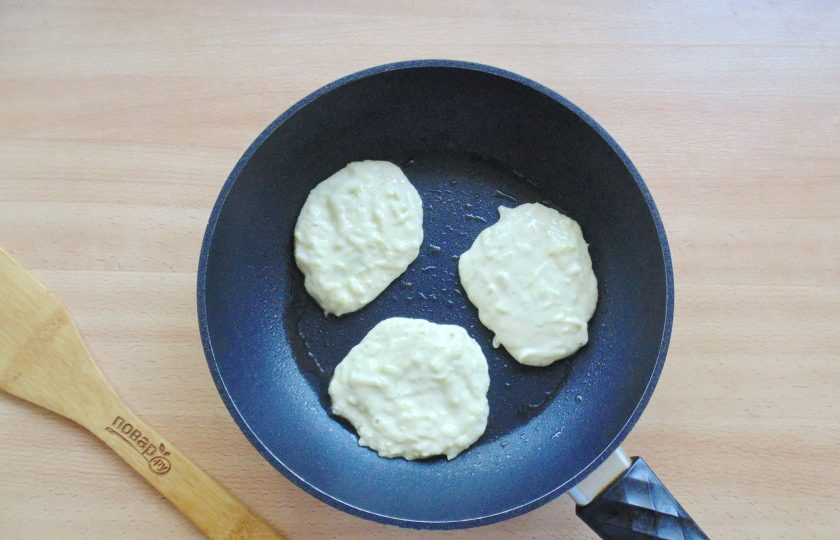 1. Этап. Оладьи для похудения: Горячую сковороду смажьте растительным маслом и выложите оладьи столовой ложкой.