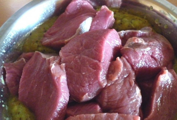 1. Этап. Мясо с киви: Нарезаем кусочками говядину. Опускаем кусочки мяса в киви.