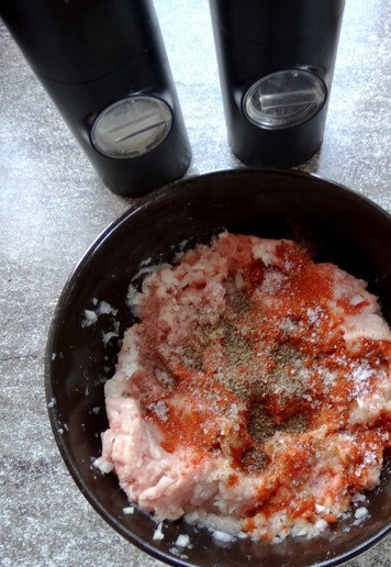 1. Этап. Бургер-гриль красный бархат: В фарш добавить измельченный в блендере лук, соль, перец и паприку. Хорошенько перемешать и отбить.