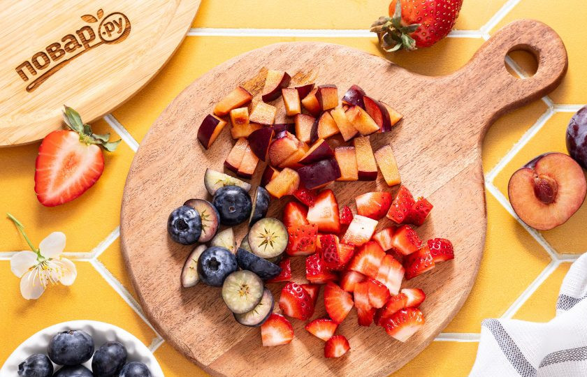 1. Этап. Замороженный йогурт с ягодами: Ягоды помойте, вытрите насухо и по необходимости разрежьте на пару частей. У меня крупные ягоды, поэтому я режу голубику пополам, а клубнику на ломтики. Сливу разрежьте пополам и тоже нарежьте на маленькие кубики.