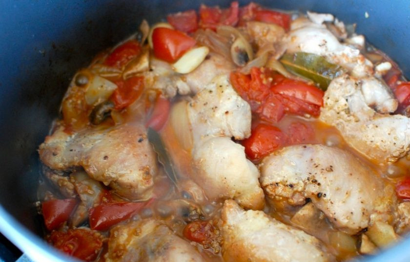 1. Этап. Каччиаторе (курица по-итальянски): 9. Выложите в кастрюлю к овощам куриное мясо и доведите все содержимое до кипения.