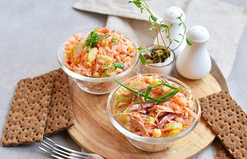 1. Этап. Салат с морковью и кукурузой: Отлично дополнят салат хрустящие цельнозерновые хлебцы. Приятного аппетита!