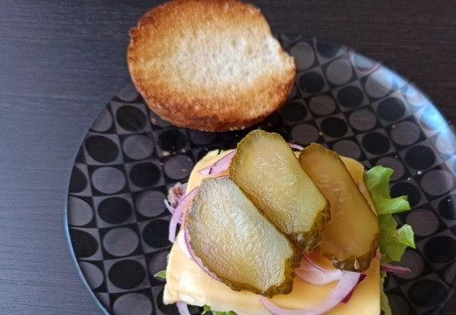 1. Этап. Чизбургер с копченой рулькой и соусом Спайси: Соленые огурчики.